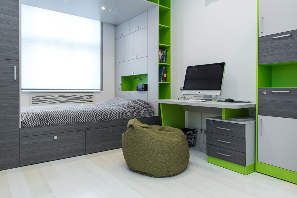 Diseño de dormitorio principal actual de tamaño medio con suelo de madera clara, suelo blanco, paredes grises y con escritorio