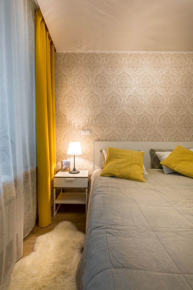 モスクワにあるトランジショナルスタイルのおしゃれな主寝室 (ベージュの壁、無垢フローリング) のレイアウト