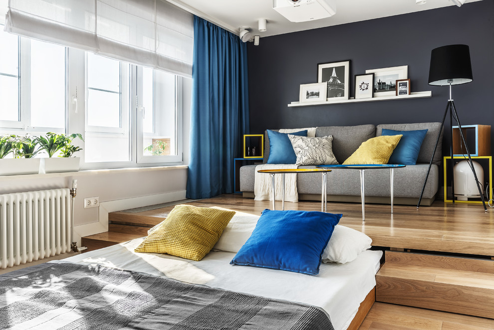 Идея дизайна: спальня: освещение в современном стиле с синими стенами, светлым паркетным полом и бежевым полом