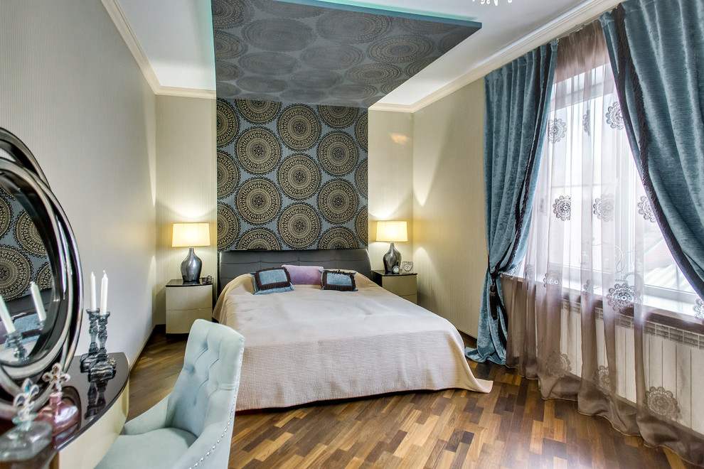 Aménagement d'une chambre parentale contemporaine de taille moyenne avec un mur multicolore, parquet foncé, aucune cheminée et un sol marron.