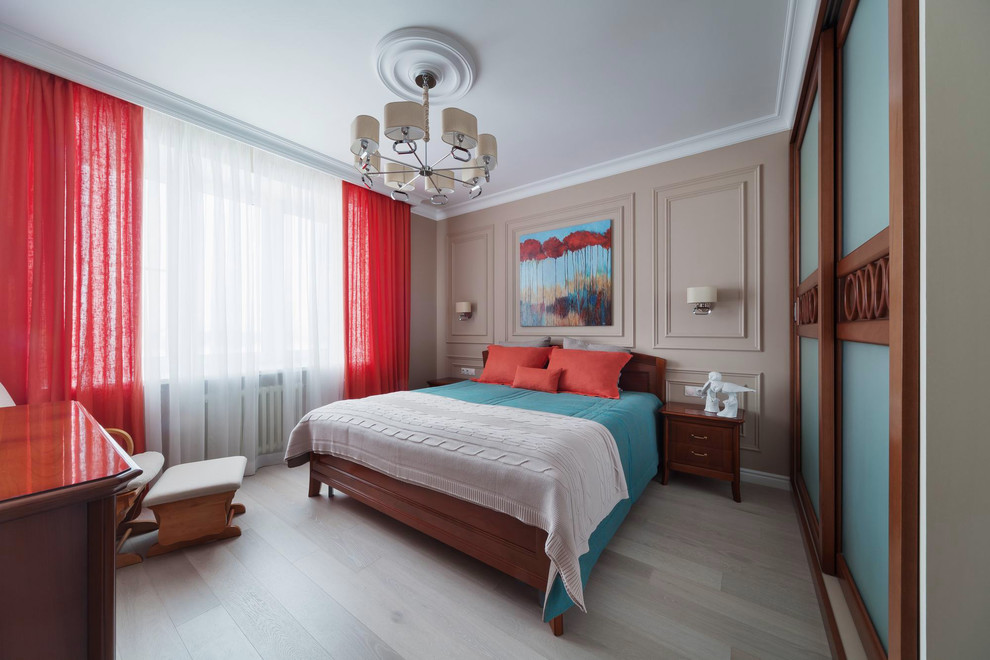 Источник вдохновения для домашнего уюта: хозяйская спальня в стиле неоклассика (современная классика) с бежевыми стенами, светлым паркетным полом, серым полом и тюлем