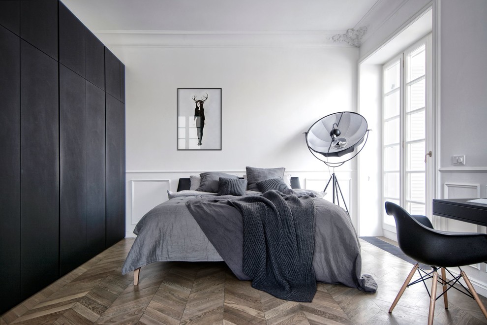 Imagen de dormitorio principal nórdico pequeño con paredes blancas y suelo de madera en tonos medios