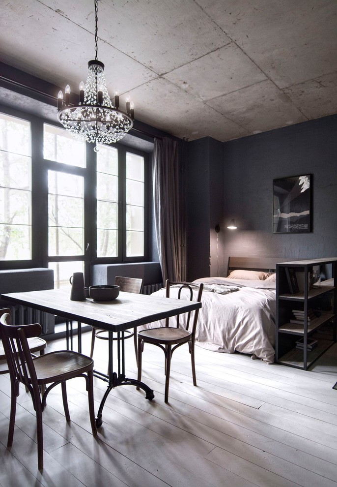 Idee per una piccola camera matrimoniale industriale con pavimento in legno verniciato, pavimento bianco e pareti nere