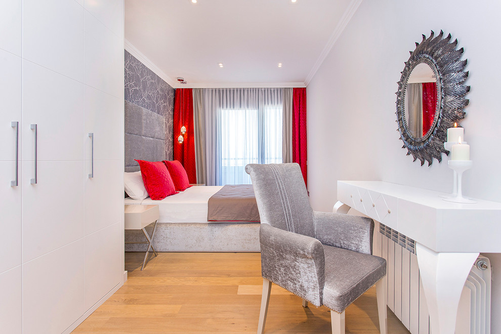 Modelo de dormitorio principal clásico renovado de tamaño medio sin chimenea con paredes multicolor y suelo de madera clara