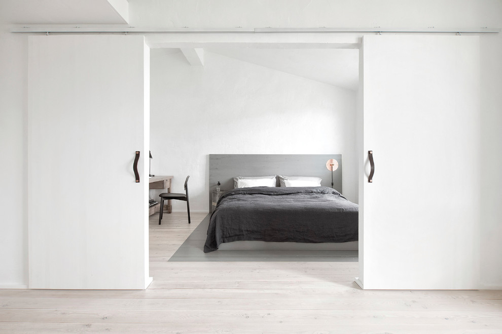 Idee per una piccola camera matrimoniale industriale con pareti bianche, pavimento in legno verniciato e pavimento beige
