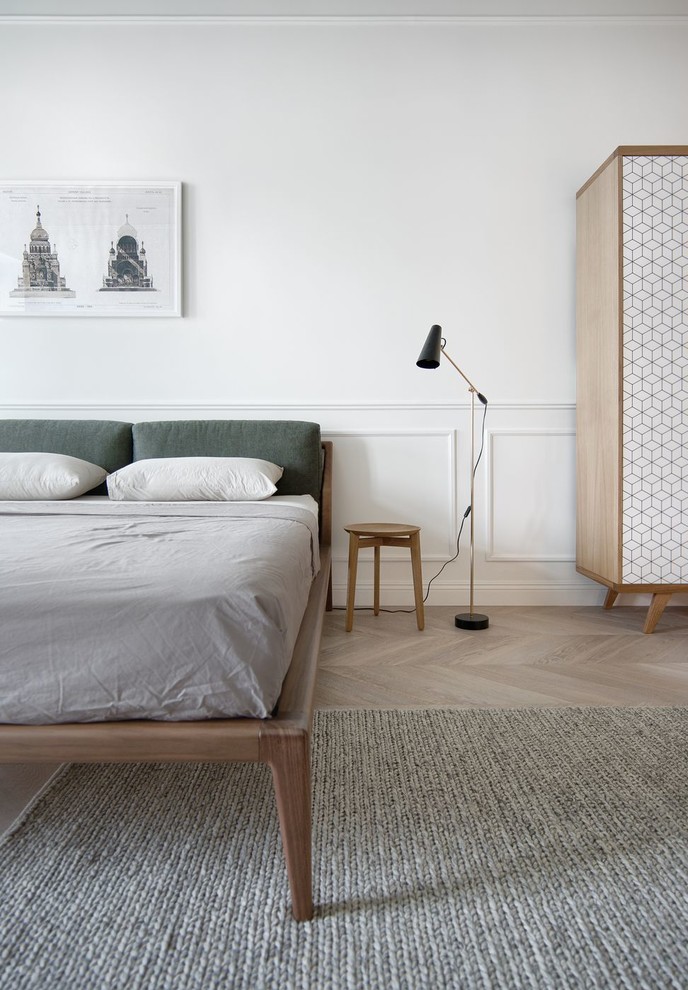 Ejemplo de dormitorio principal actual grande con paredes blancas, suelo de madera clara y suelo beige