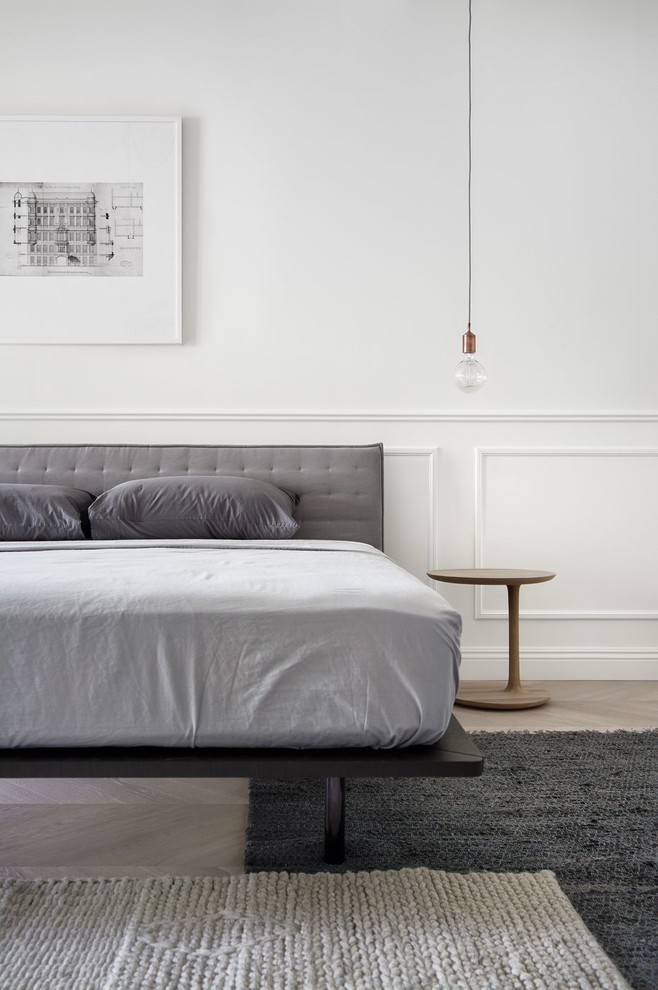 Modelo de dormitorio principal escandinavo grande con paredes blancas, suelo de madera clara y suelo beige