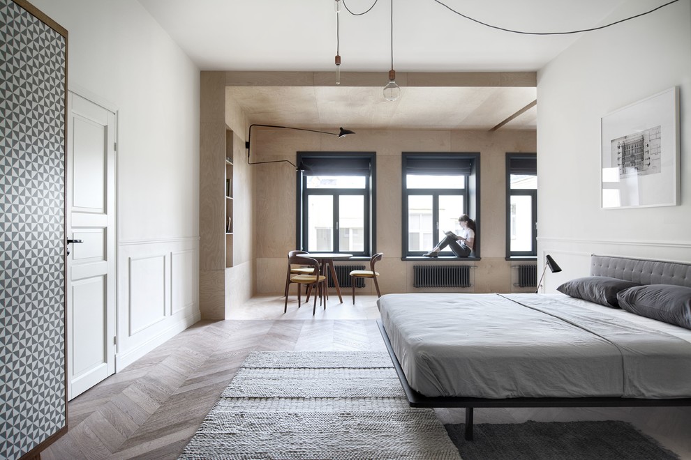 Foto de dormitorio principal actual grande con paredes blancas, suelo de madera clara y suelo beige