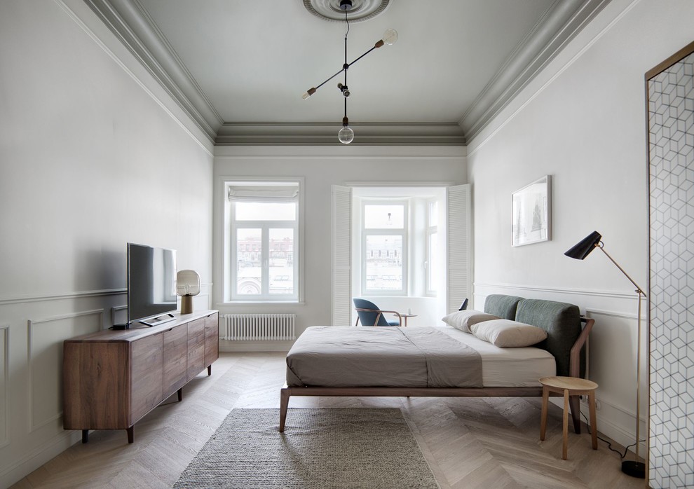 Idée de décoration pour une grande chambre parentale nordique avec un mur blanc, parquet clair et un sol beige.