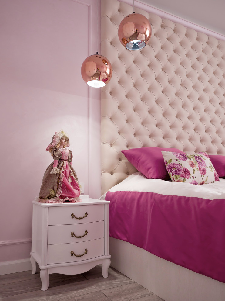 Modelo de dormitorio principal clásico renovado de tamaño medio con paredes rosas, suelo laminado y suelo gris