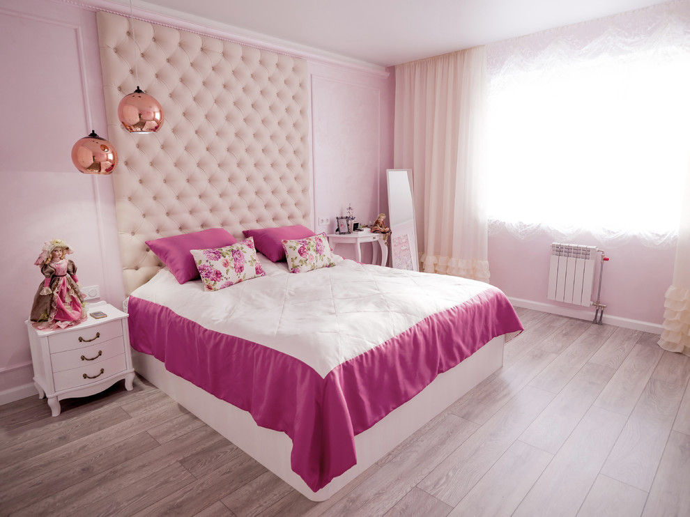Ejemplo de dormitorio principal tradicional renovado de tamaño medio con paredes rosas, suelo laminado y suelo gris