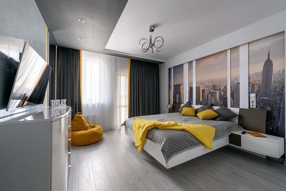 Свежая идея для дизайна: хозяйская спальня среднего размера в современном стиле с белыми стенами, полом из ламината и серым полом - отличное фото интерьера