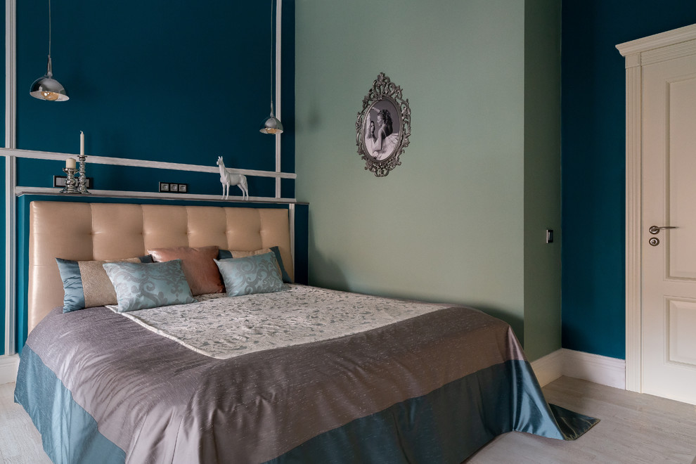 На фото: хозяйская спальня среднего размера в стиле неоклассика (современная классика) с зелеными стенами и светлым паркетным полом без камина с