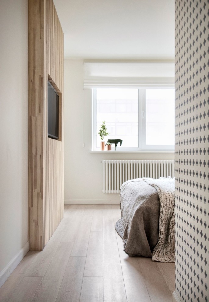 Свежая идея для дизайна: маленькая хозяйская спальня в скандинавском стиле с белыми стенами и полом из ламината для на участке и в саду - отличное фото интерьера