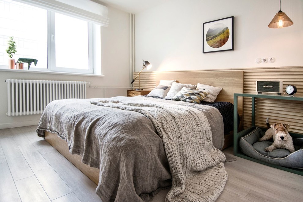 Imagen de dormitorio principal escandinavo pequeño con paredes blancas y suelo laminado