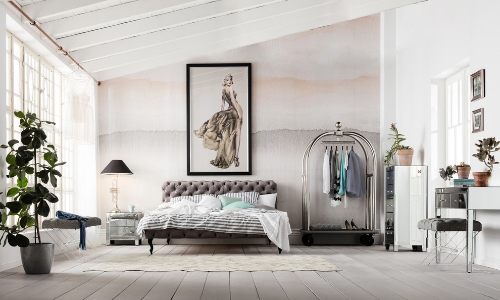 Immagine di una camera matrimoniale classica con pareti beige e pavimento grigio