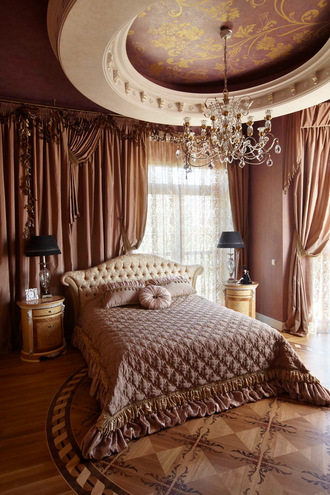 モスクワにあるヴィクトリアン調のおしゃれな寝室