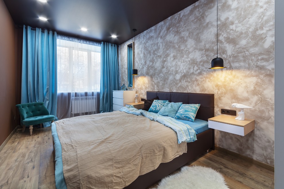 Mittelgroßes Modernes Hauptschlafzimmer mit brauner Wandfarbe und braunem Holzboden in Jekaterinburg