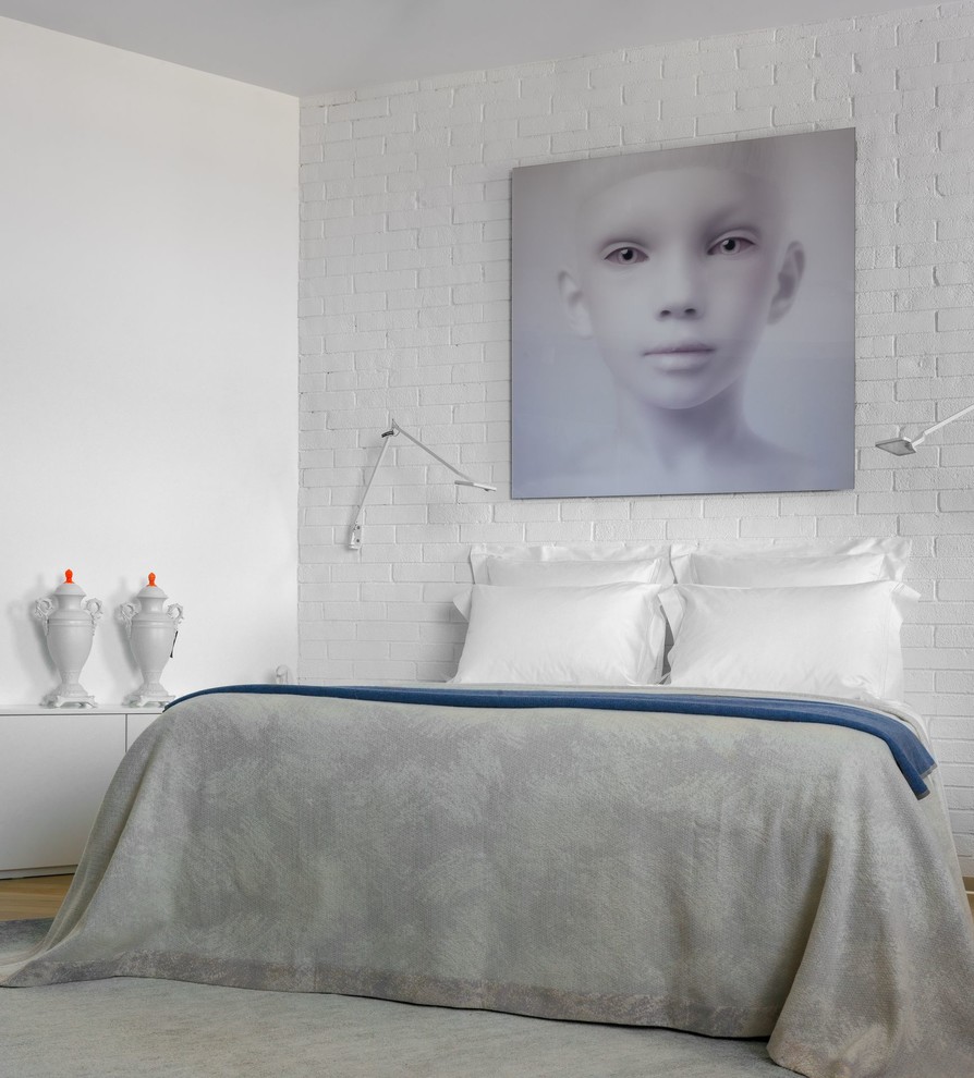 Foto di una camera da letto minimal con pareti bianche e pavimento beige