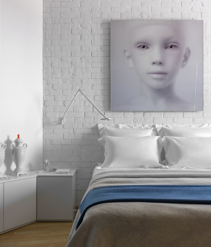 Идея дизайна: хозяйская спальня в современном стиле с белыми стенами и светлым паркетным полом без камина