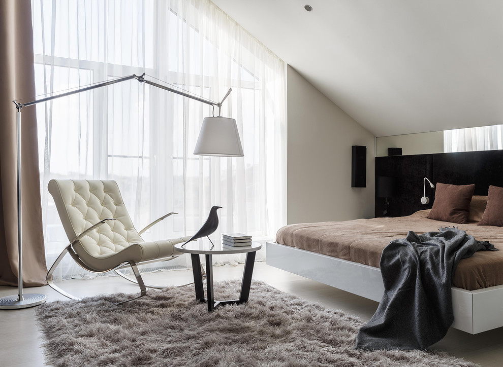 Ejemplo de dormitorio principal actual grande con paredes beige, suelo de madera clara y suelo blanco