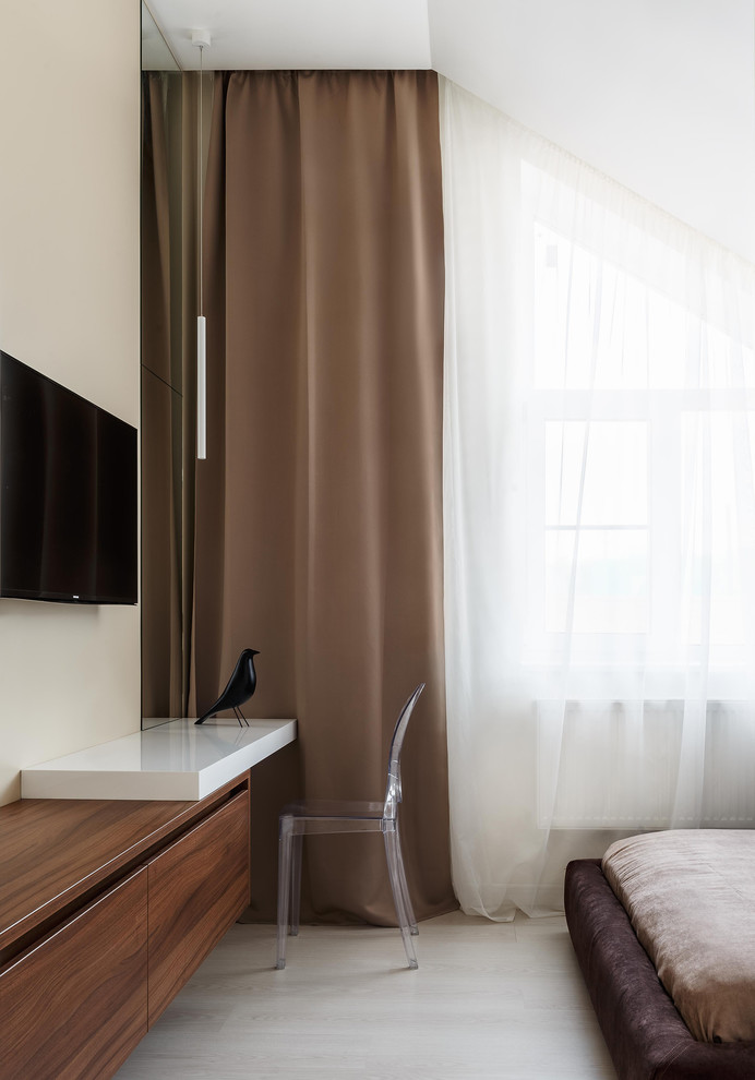 На фото: большая гостевая спальня (комната для гостей) в современном стиле с бежевыми стенами, светлым паркетным полом и белым полом