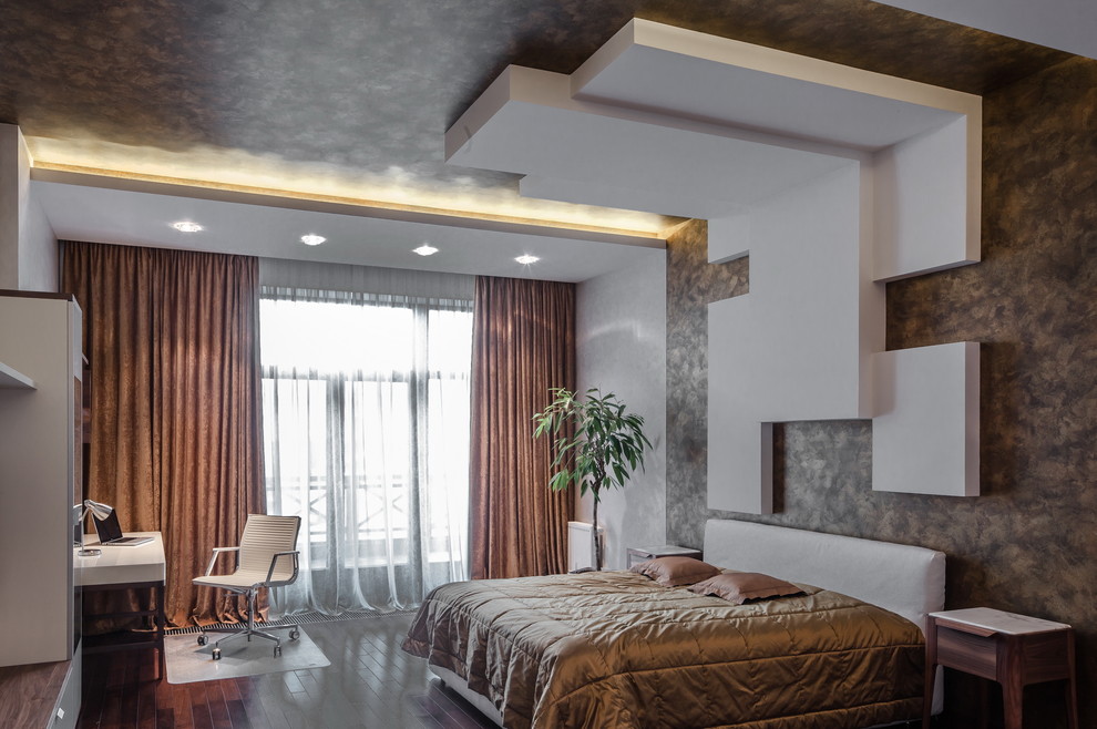 Стильный дизайн: хозяйская спальня среднего размера в современном стиле с коричневыми стенами, темным паркетным полом и коричневым полом - последний тренд