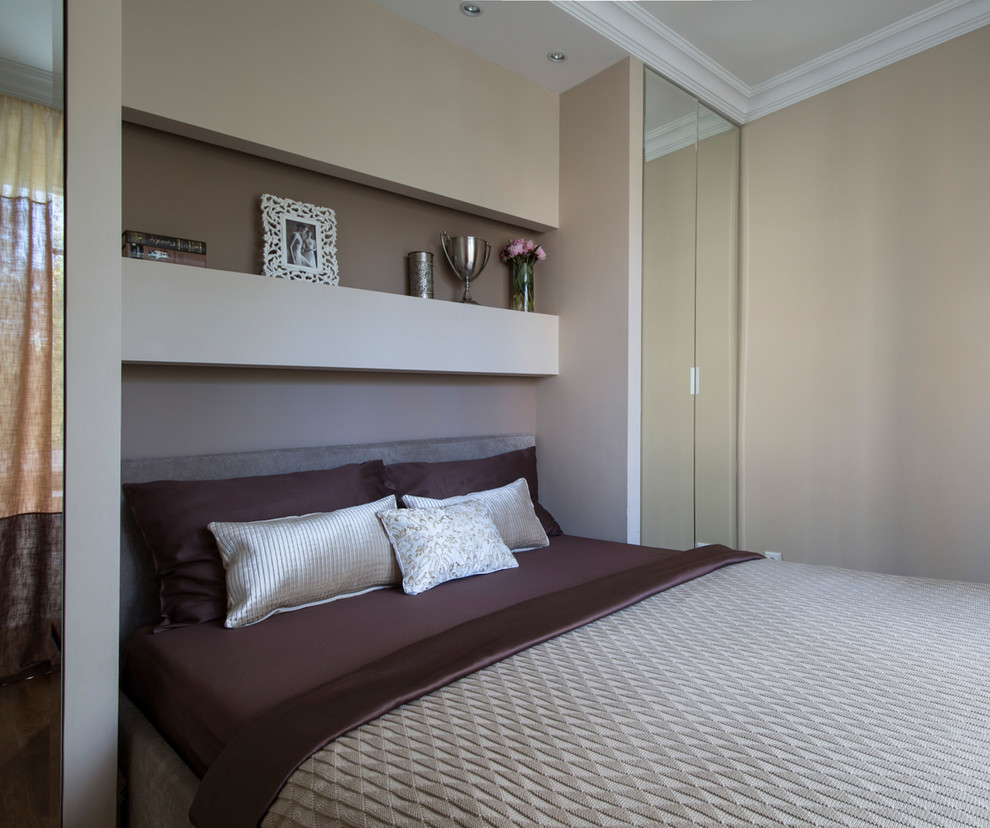 Стильный дизайн: хозяйская спальня в скандинавском стиле с бежевыми стенами и кроватью в нише - последний тренд