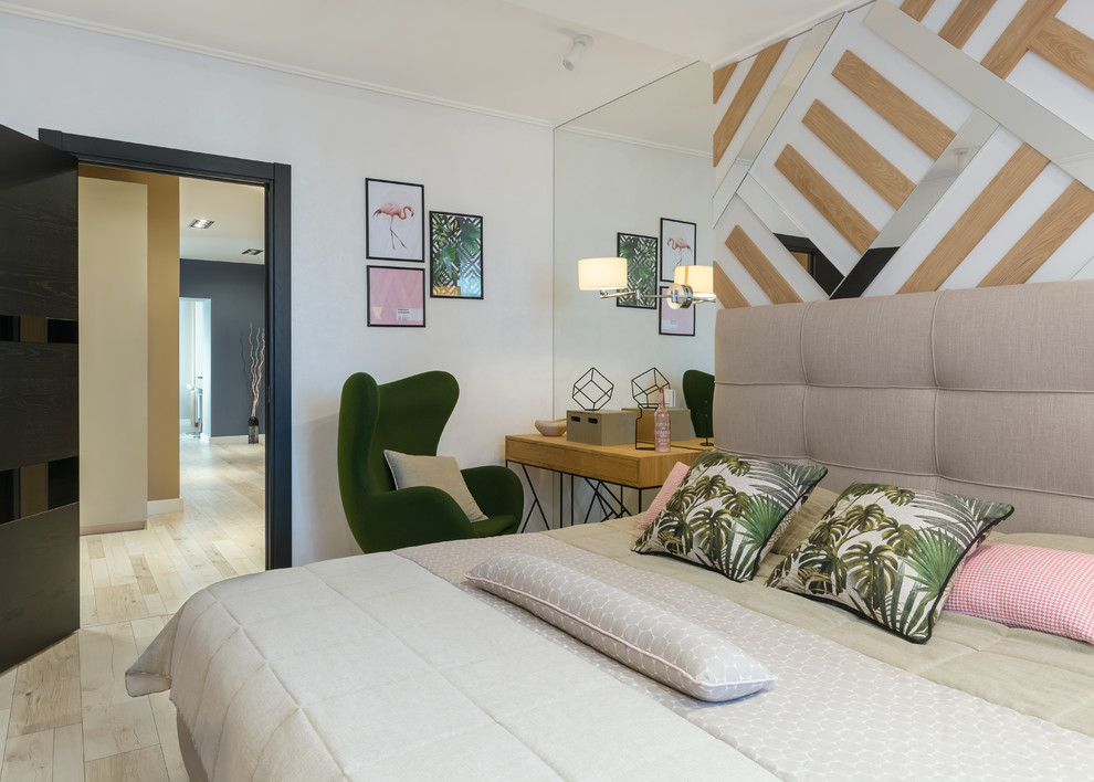 Modernes Hauptschlafzimmer mit weißer Wandfarbe, hellem Holzboden und beigem Boden in Sonstige