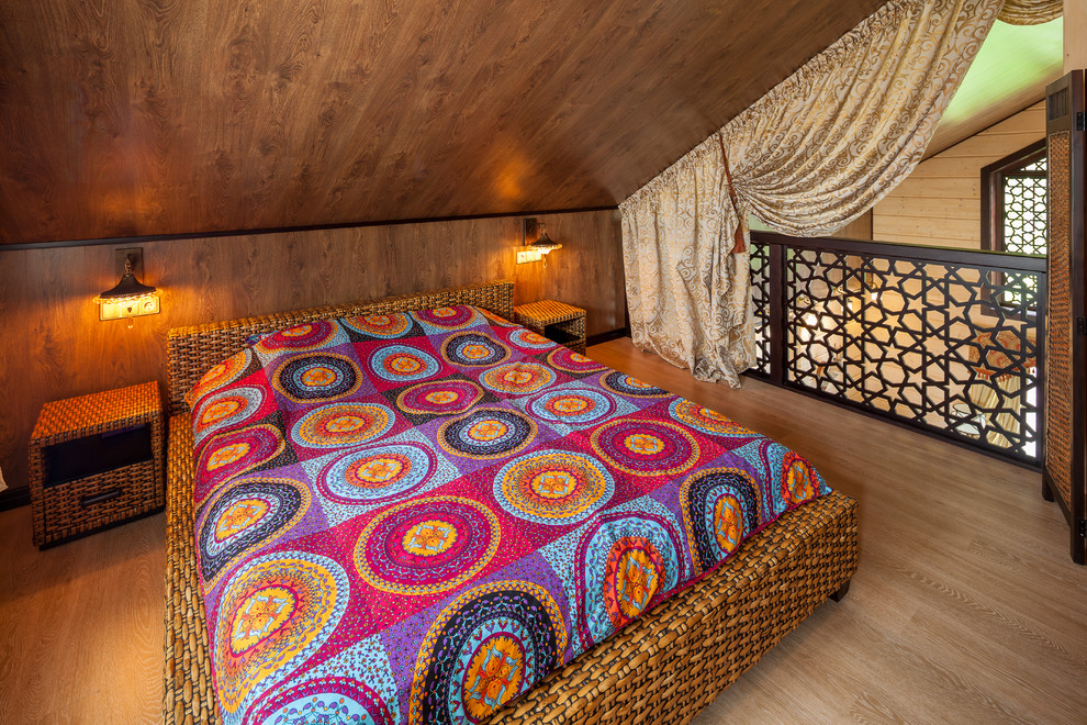 Kleines Asiatisches Schlafzimmer im Dachboden ohne Kamin, im Loft-Style mit hellem Holzboden in Sonstige