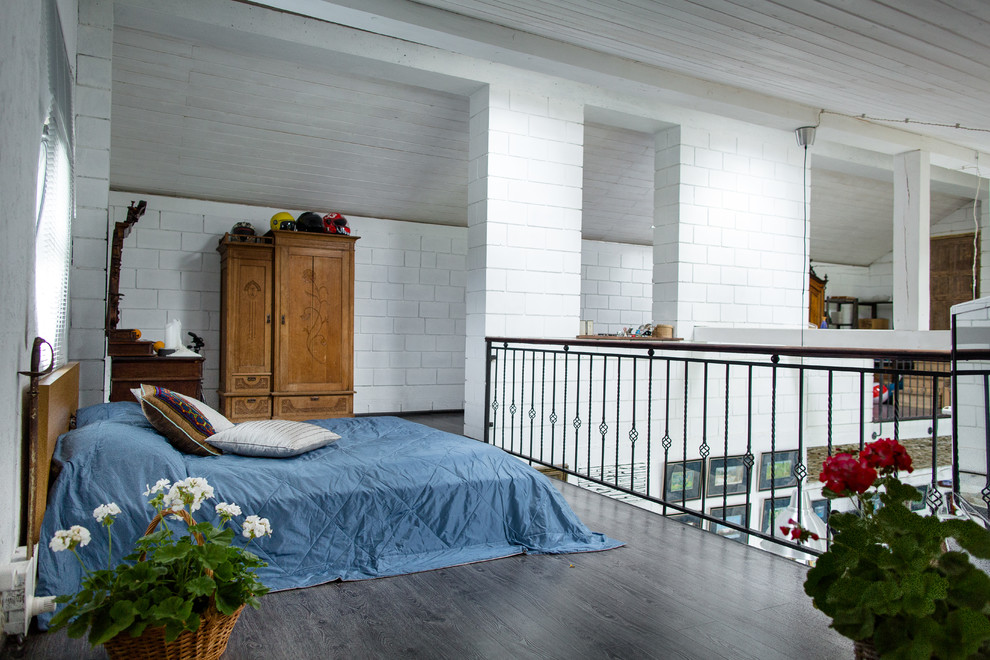 Идея дизайна: большая хозяйская спальня на мансарде в скандинавском стиле с белыми стенами