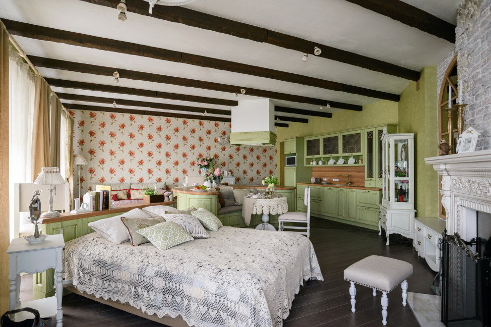 Mittelgroßes Shabby-Look Hauptschlafzimmer mit grüner Wandfarbe, Kamin, verputzter Kaminumrandung, braunem Boden, Ziegelwänden und Tapetenwänden in Novosibirsk