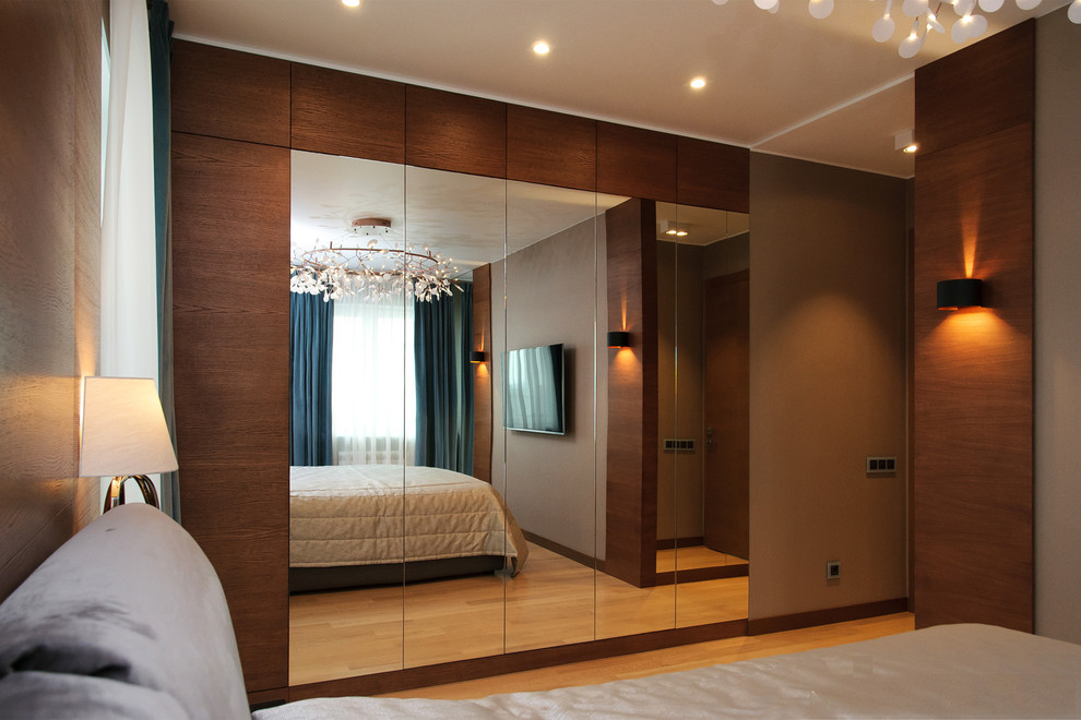 Идея дизайна: хозяйская спальня в современном стиле с светлым паркетным полом без камина
