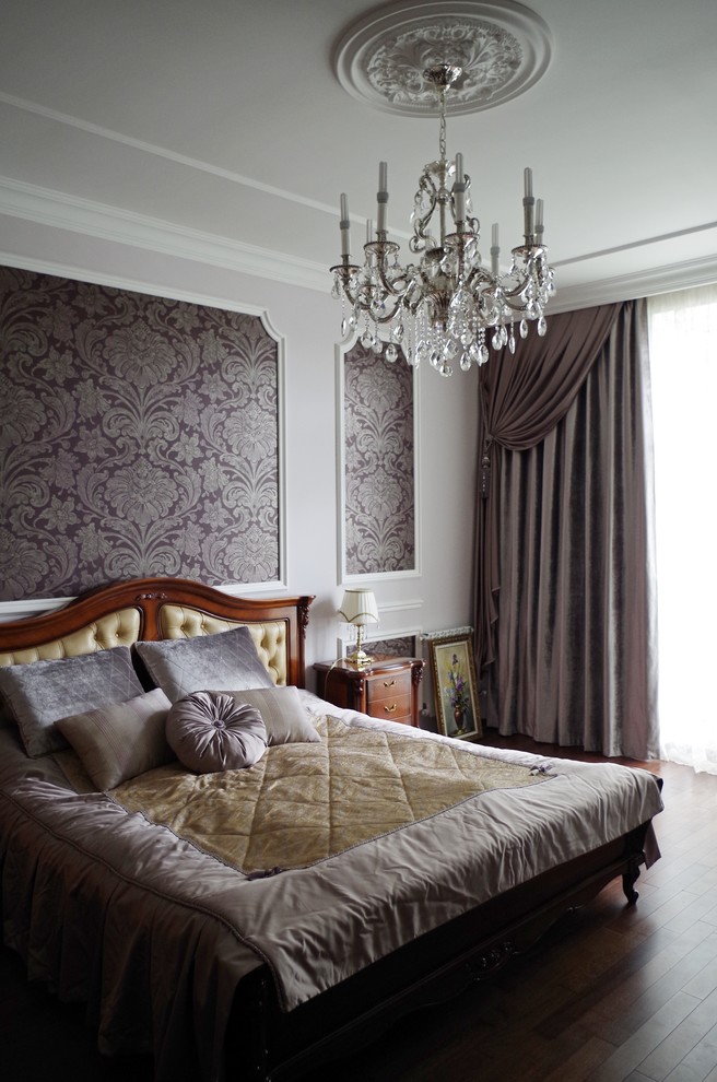 На фото: хозяйская спальня среднего размера в классическом стиле с темным паркетным полом и коричневым полом