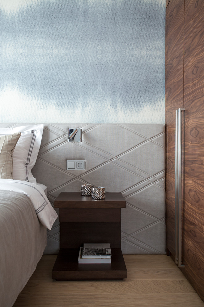 Idee per una piccola camera matrimoniale contemporanea con parquet chiaro, pareti grigie e pavimento beige