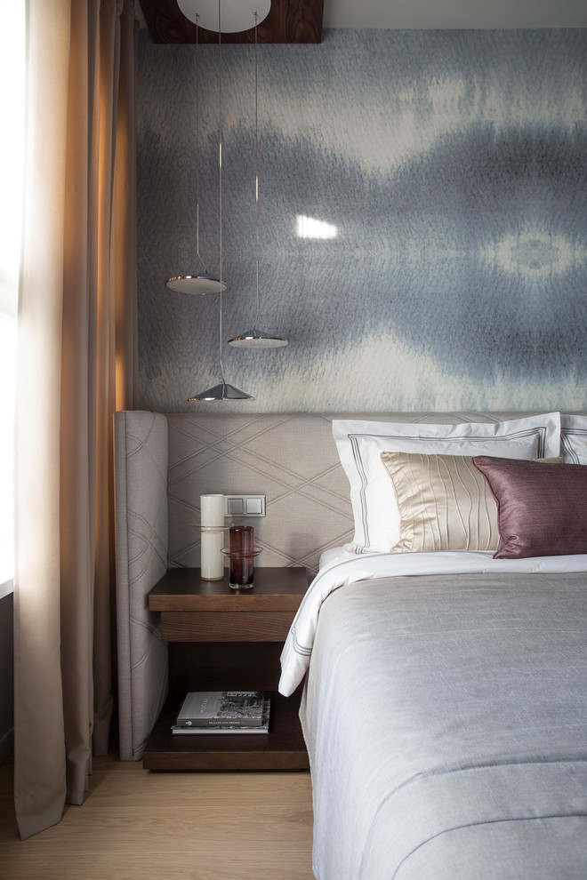 モスクワにある小さなコンテンポラリースタイルのおしゃれな主寝室 (淡色無垢フローリング) のインテリア