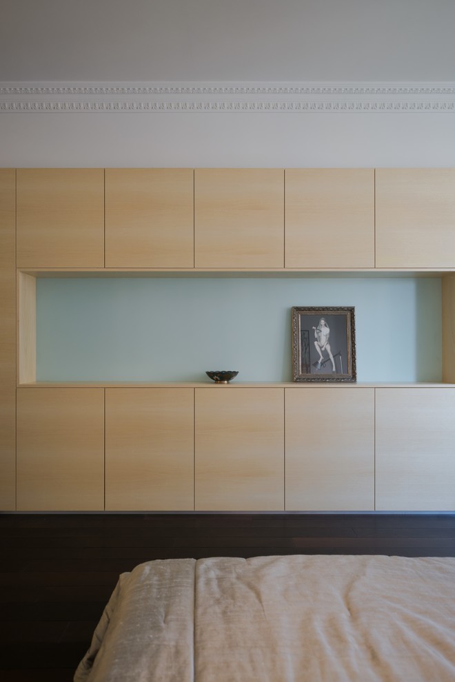 Свежая идея для дизайна: хозяйская спальня среднего размера в современном стиле с белыми стенами и темным паркетным полом - отличное фото интерьера