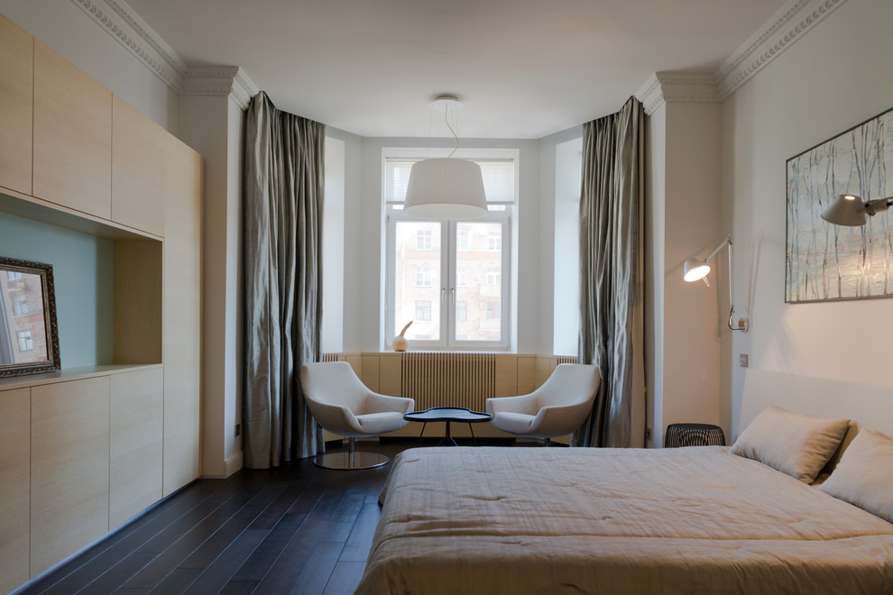 Foto de dormitorio principal contemporáneo de tamaño medio con paredes blancas y suelo de madera oscura