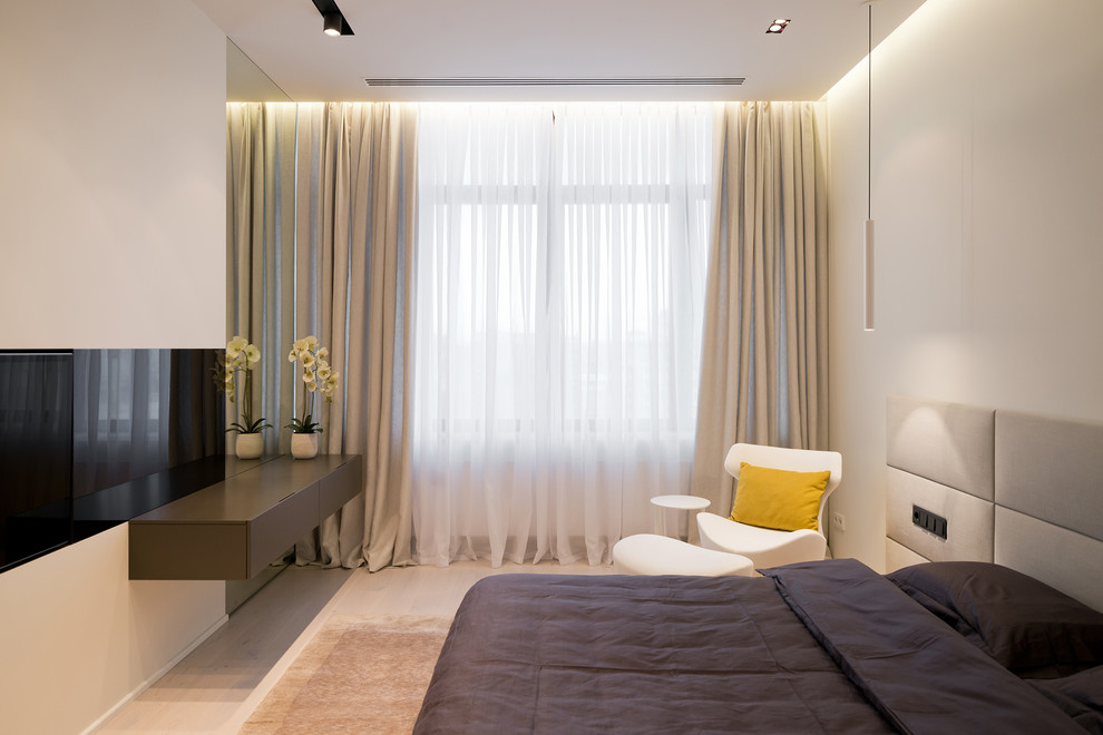 Свежая идея для дизайна: гостевая спальня (комната для гостей) в современном стиле с кроватью в нише - отличное фото интерьера
