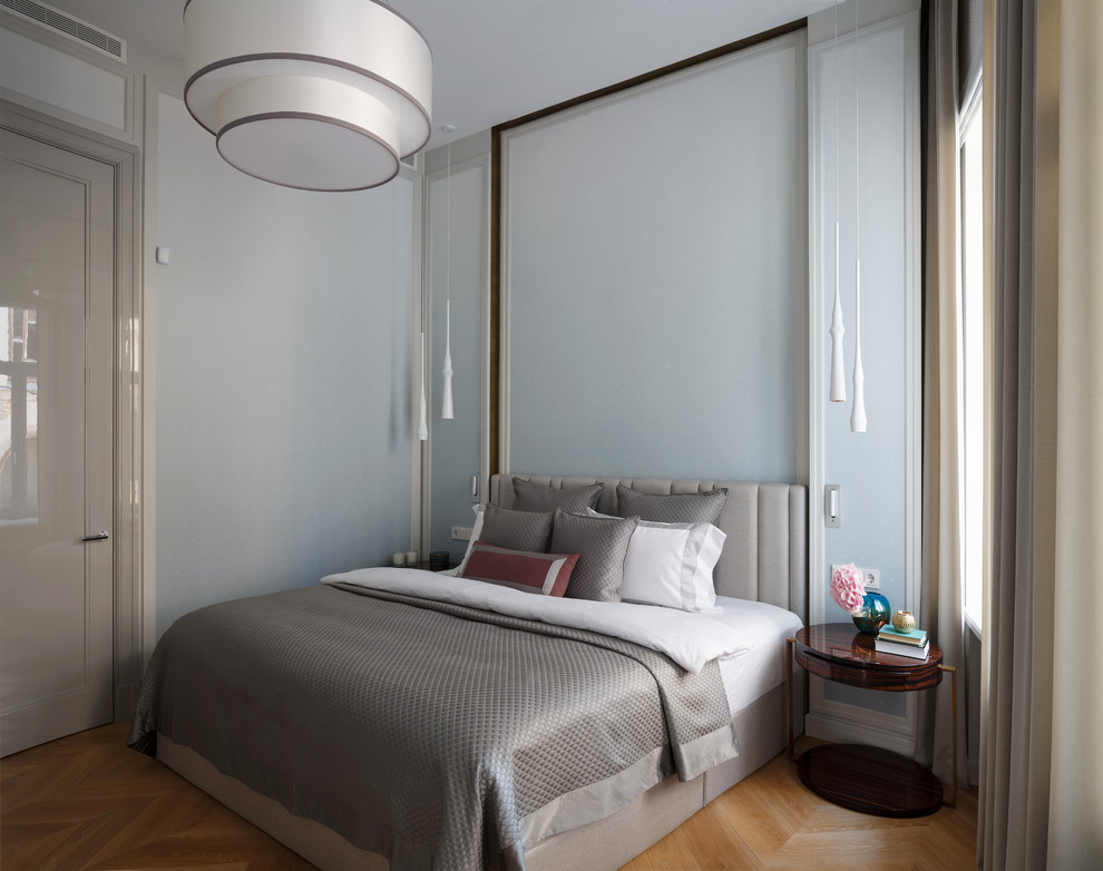 Modernes Hauptschlafzimmer mit grauer Wandfarbe und hellem Holzboden in Moskau