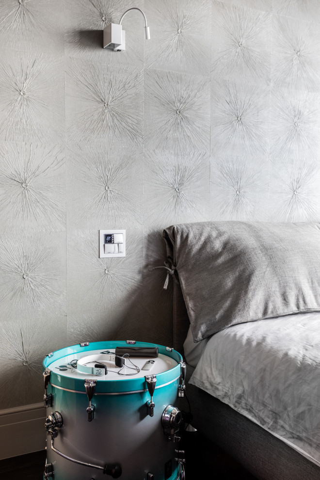 Kleines Modernes Hauptschlafzimmer ohne Kamin mit grauer Wandfarbe, braunem Holzboden und braunem Boden in Moskau