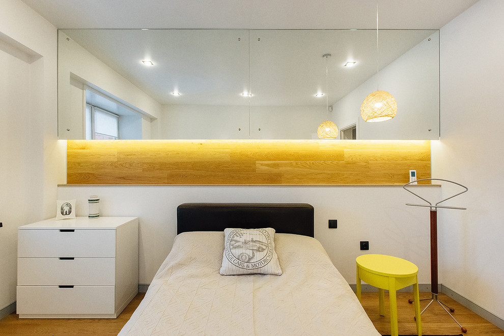 Источник вдохновения для домашнего уюта: хозяйская спальня среднего размера в скандинавском стиле с белыми стенами и паркетным полом среднего тона
