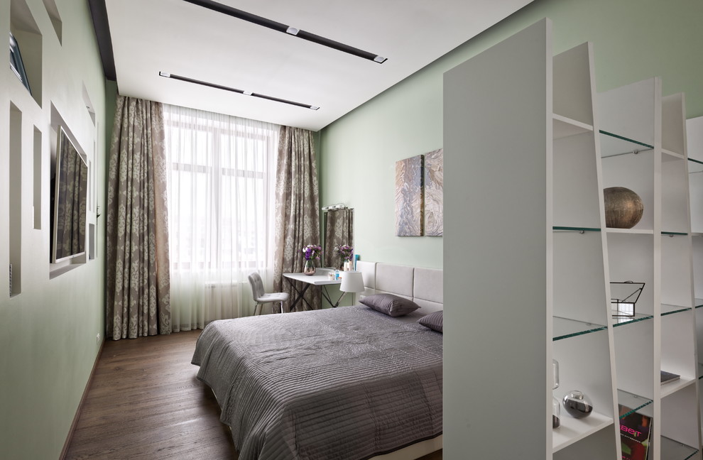 Ejemplo de dormitorio principal contemporáneo de tamaño medio sin chimenea con suelo de madera en tonos medios, suelo marrón y paredes verdes