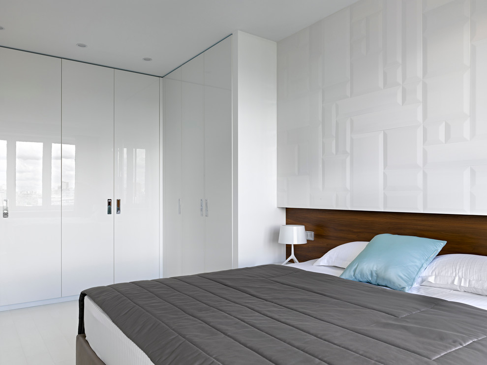 Skandinavisches Hauptschlafzimmer mit weißer Wandfarbe und gebeiztem Holzboden in Moskau