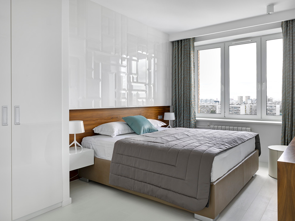Imagen de dormitorio principal contemporáneo sin chimenea con paredes blancas, suelo de madera pintada y suelo blanco
