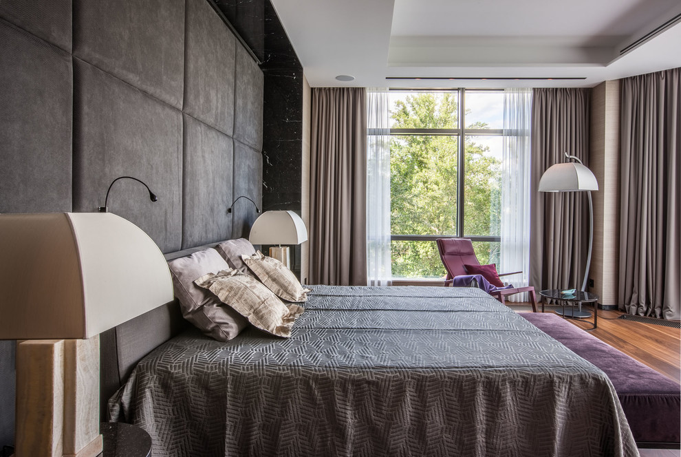 Свежая идея для дизайна: хозяйская спальня в современном стиле с бежевыми стенами, паркетным полом среднего тона и коричневым полом - отличное фото интерьера