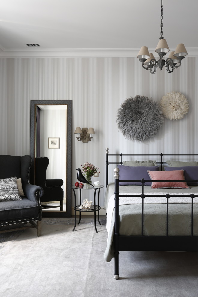 Immagine di una camera matrimoniale scandinava con pareti grigie e moquette