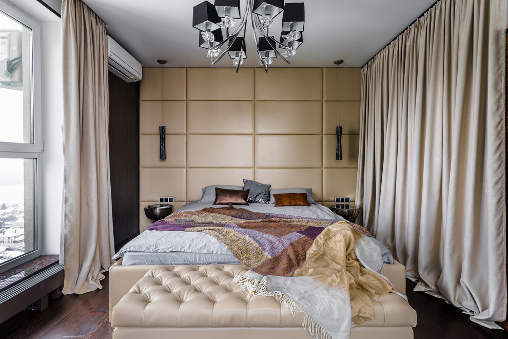 На фото: спальня в современном стиле с черными стенами, темным паркетным полом и коричневым полом с