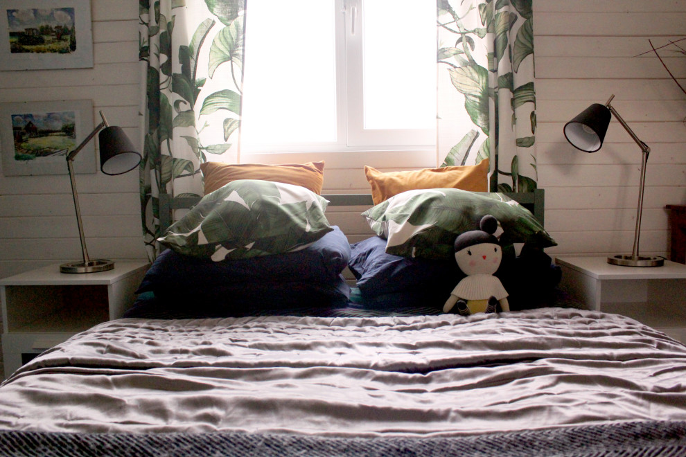 На фото: хозяйская спальня в средиземноморском стиле с белыми стенами и темным паркетным полом