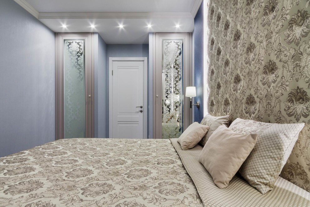 На фото: маленькая хозяйская спальня в классическом стиле с синими стенами, полом из ламината и серым полом для на участке и в саду